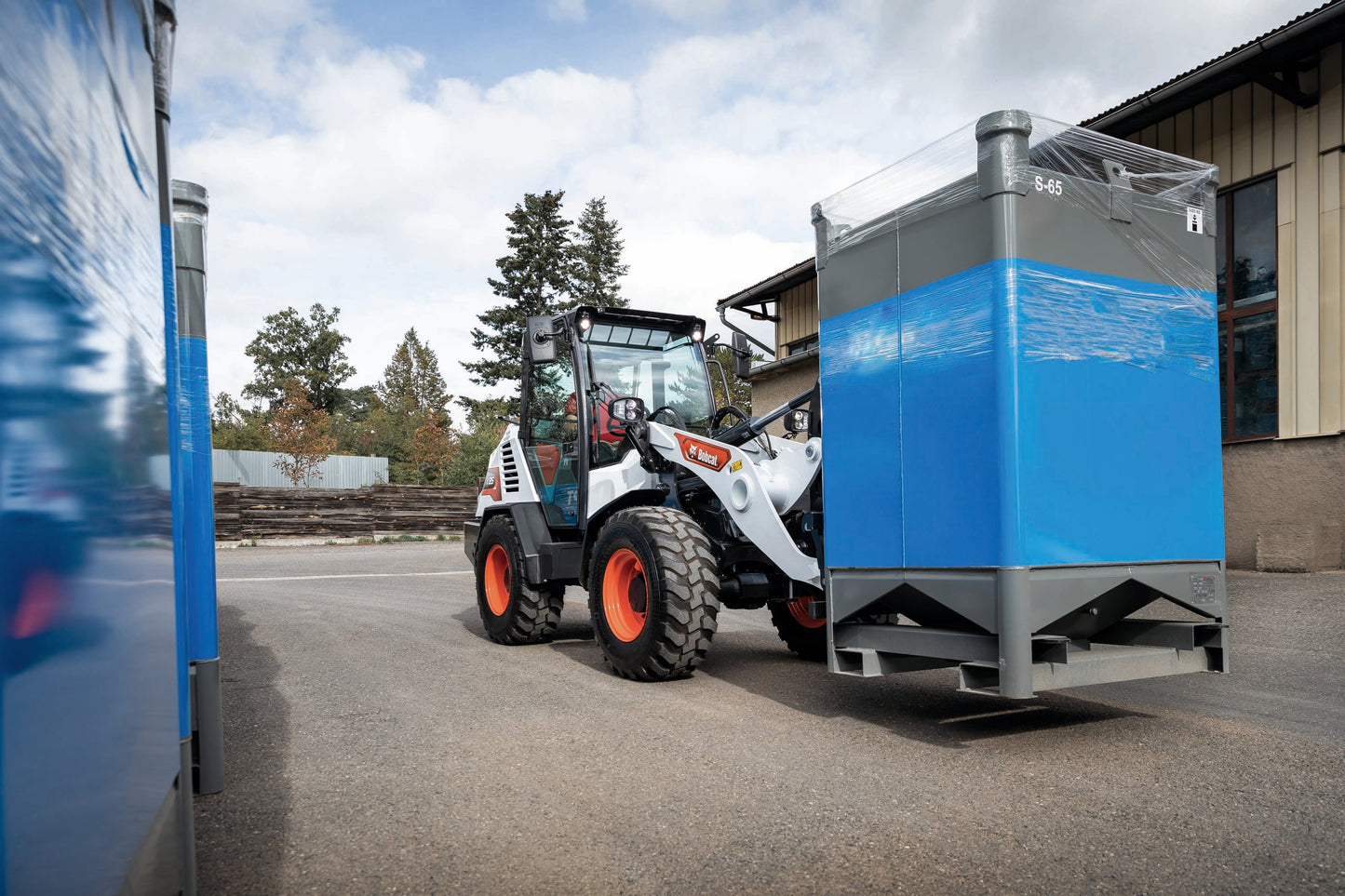 Bobcat - L85 Compact Wheel Loader, Enclosed Cab